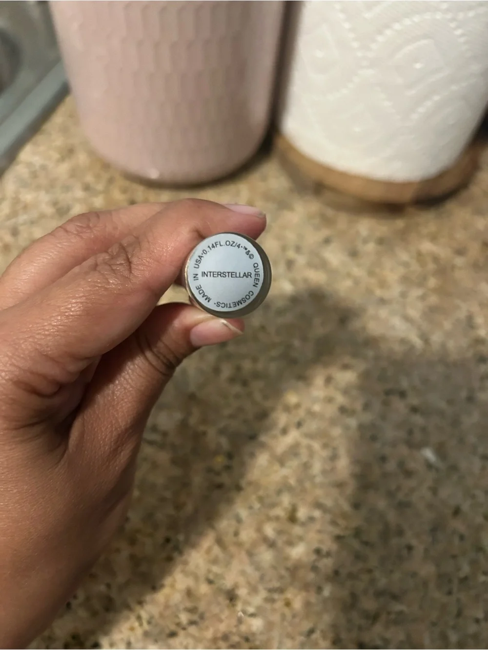 Que Iridescent Lip Gloss with Pink Cap